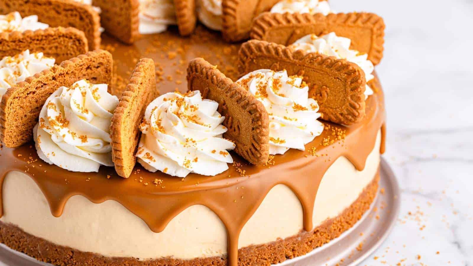 Biscoff cheesecake with whipped cream and cookies.