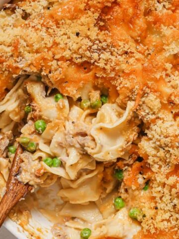 A casserole dish filled with pasta and peas.