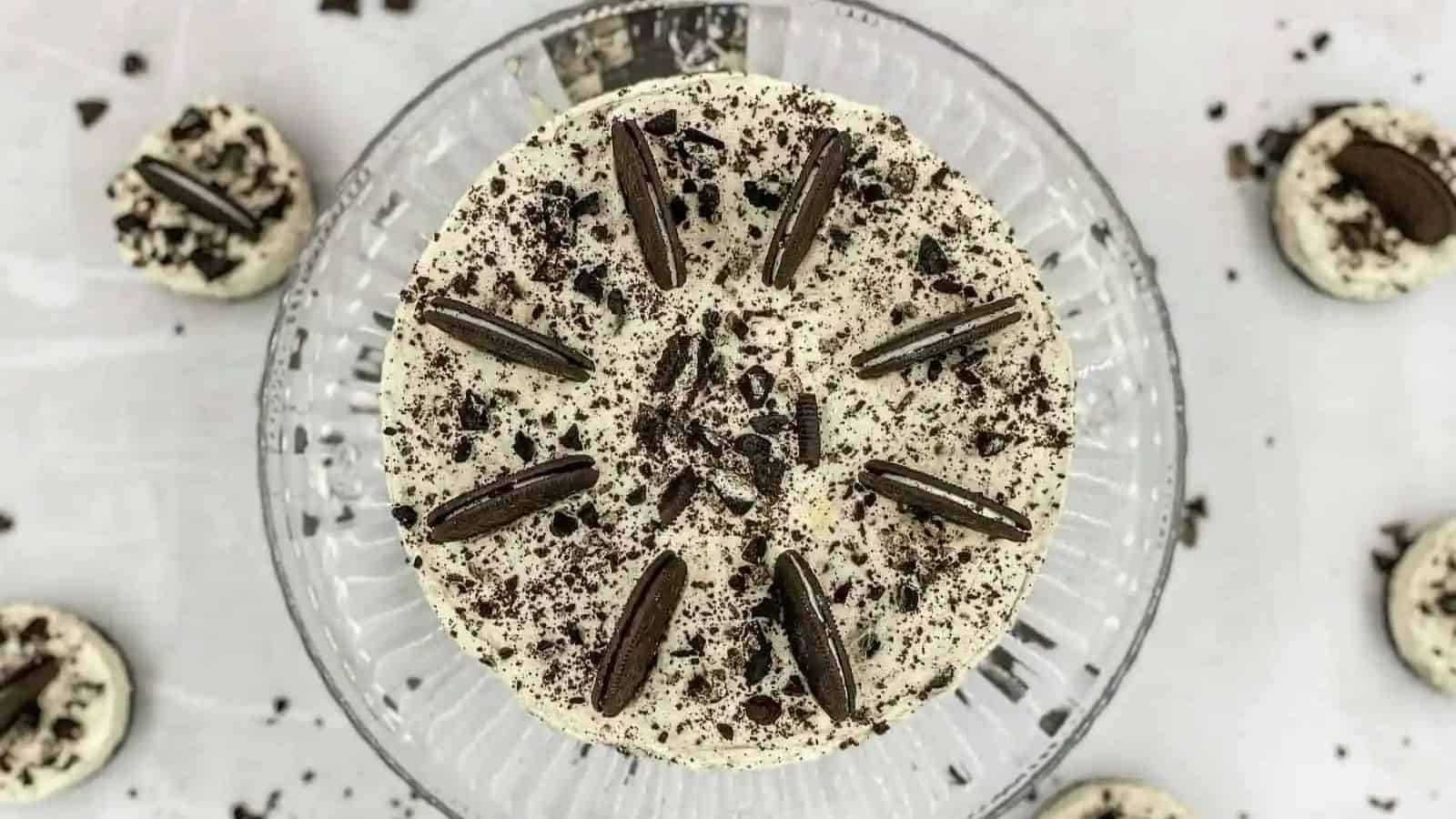 A top image of an Oreo cheesecake.