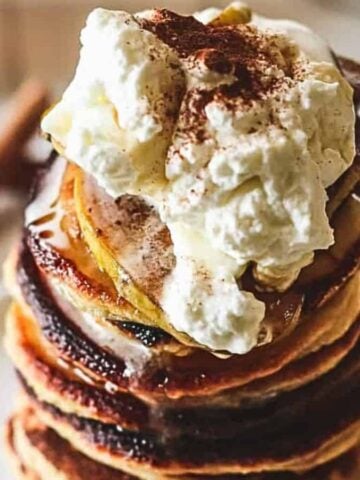 Low-Carb Pancakes with Healthy Caramelized Apples.