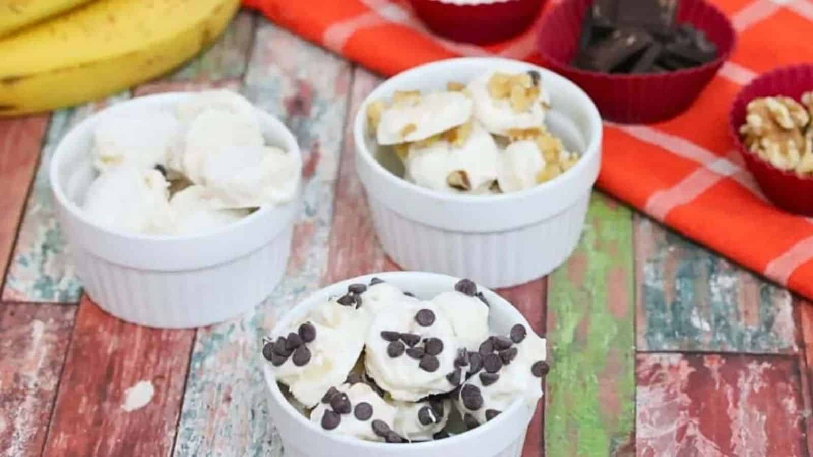 Only five ingredients in these frozen yogurt covered bananas! Made with plain yogurt and sweetened with stevia. Use your favorite toppings to customize the frozen banana bites and they make the perfect, cooling, kid-approved, summertime snack #easyrecipe #healthysnacks #kidsfood #frozenbananarecipes