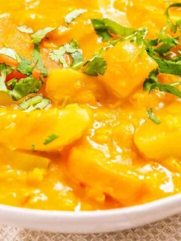 A close-up image of a bowl of authentic mulligatawny soup.