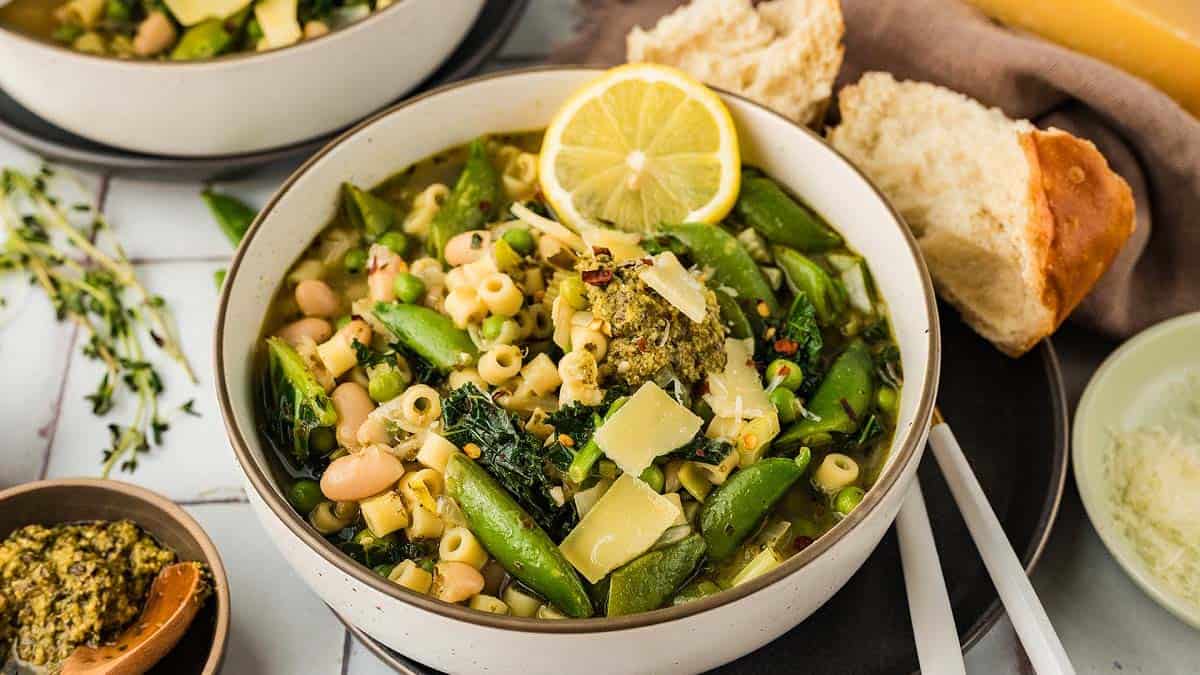 A bowl of Minestrone Verde.